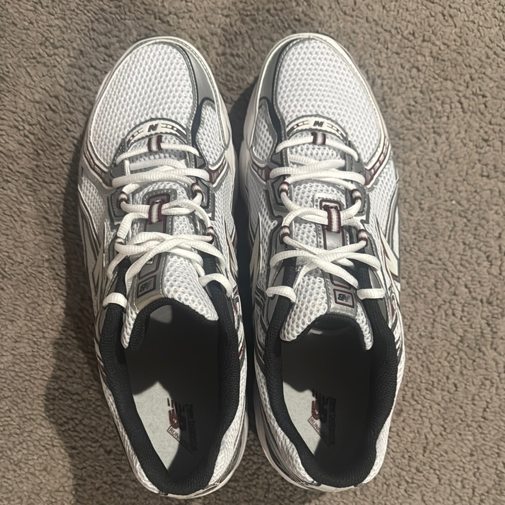 New Balance Men’s White and Maroon Athletic Running Shoes - Picture 4 of 5